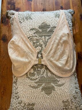Light Nude Lace Underwire Bra – Elegant Supporting front closet